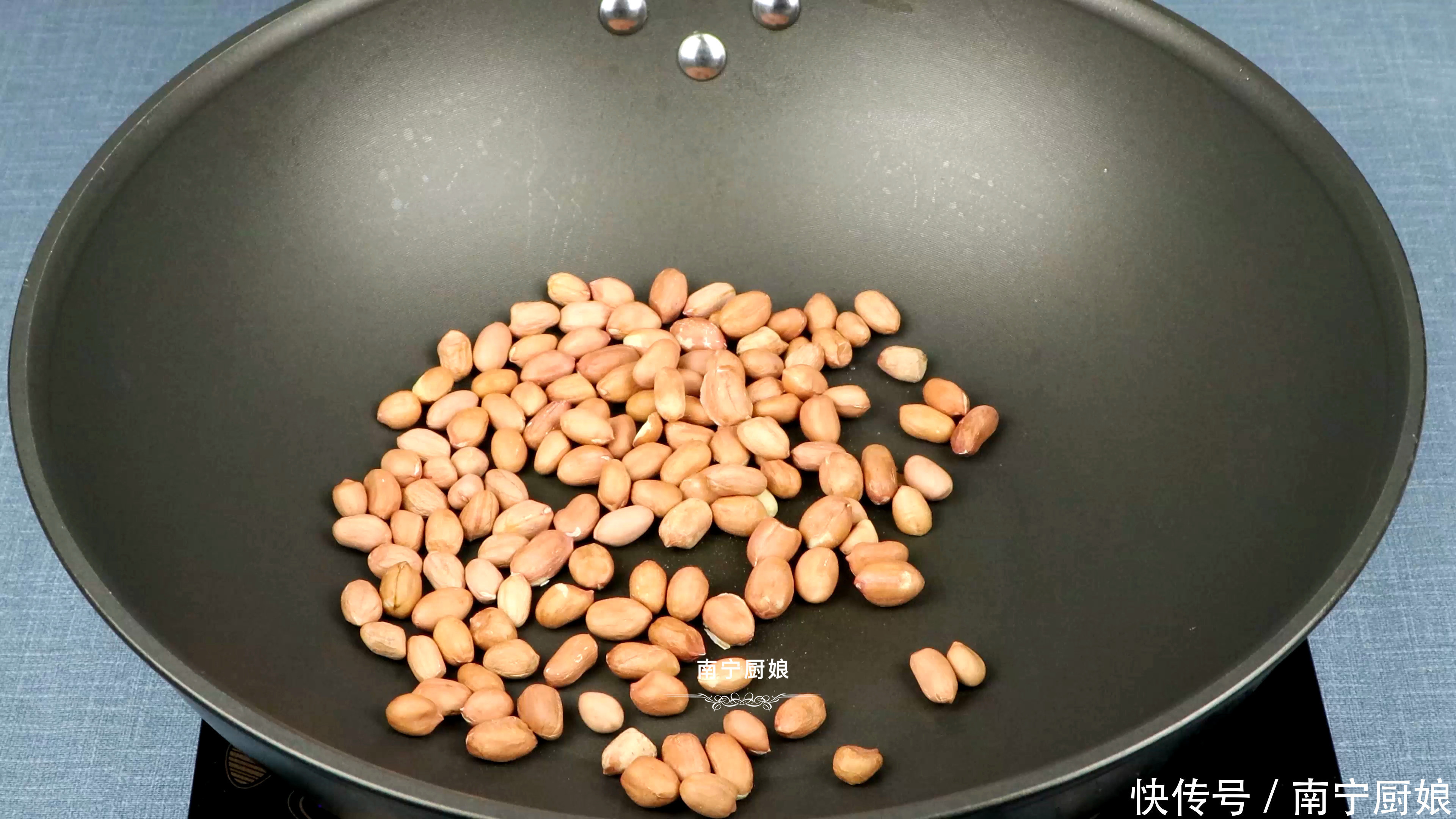 做辣椒油时,一定不要直接泼热油,多做一步,辣椒油想不好吃都难