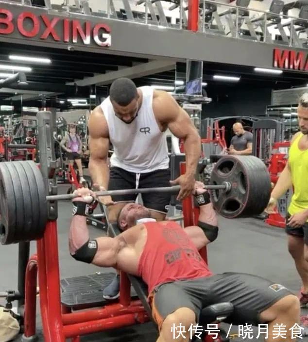 健身房|小伙练卧推被砸伤,健身虽好,但也要适度