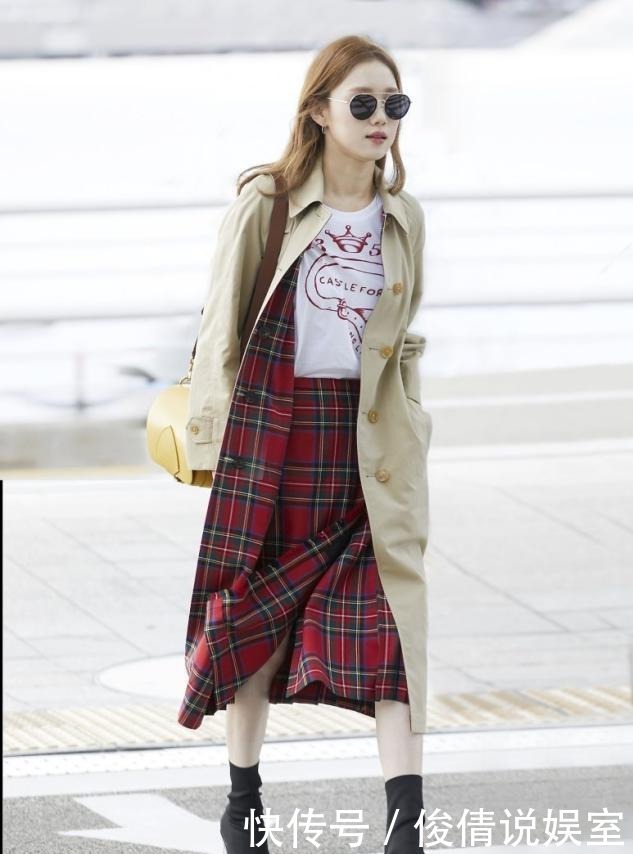 搭配黑色|又到了穿风衣的季节,只会搭牛仔裤?你怕是不知道这三种时髦搭配