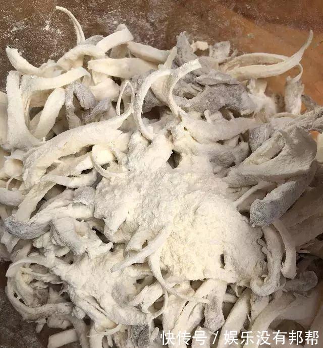 辣椒粉|快手椒盐酥脆炸蘑菇,只需3个步骤!手残党肯定也能驾驭的了!