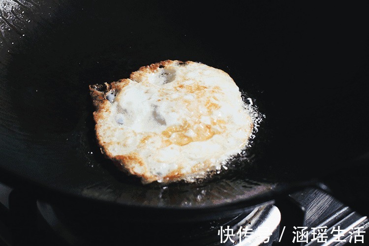 优质蛋白|煎荷包蛋,热油下锅还是冷油下锅都错了,学会一招鸡蛋嫩滑完整