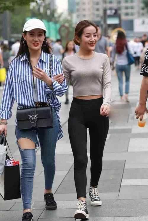 运动|牛仔裤与瑜伽裤搭配各有千秋,轻松穿出魅力女人的时尚格调