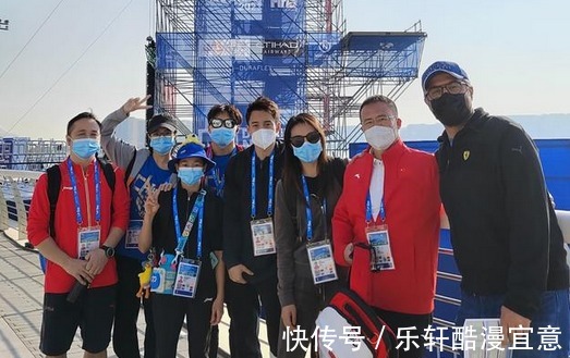 阿布扎比|全红婵备战全新赛事!与国家游泳队打卡赛场,背小水壶比耶太可爱