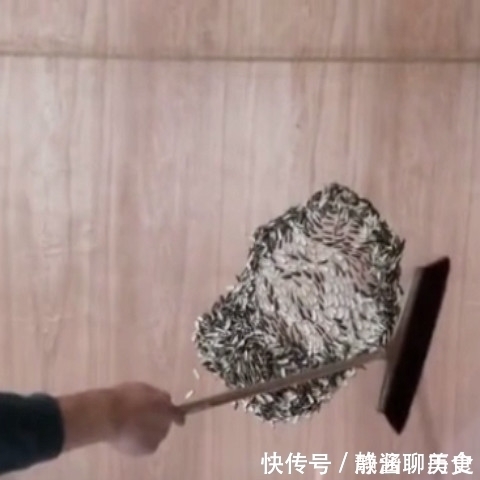一幅画|美术生连瓜子皮都不放过,用扫帚扫出了一幅画,这块地要成宝了