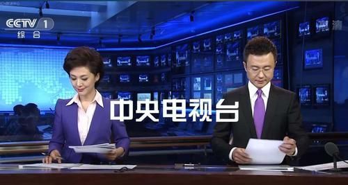 《新闻联播》主持人为什么要低头看稿？他们手里的纸是干嘛用的？