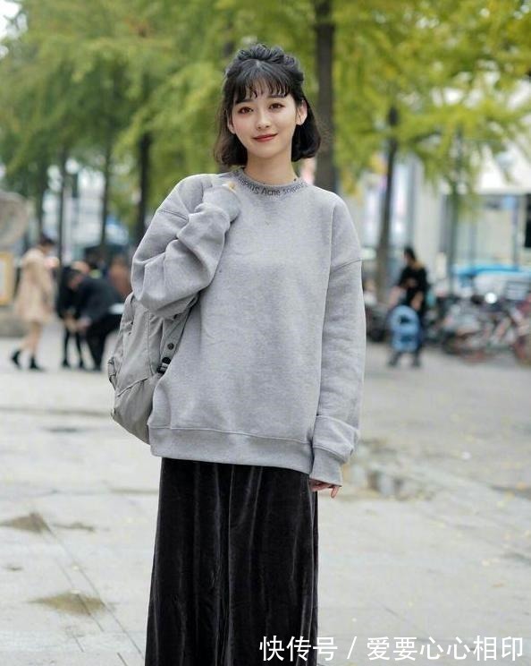 时髦 “纯色卫衣”怎么搭才时髦今年流行这“3种”穿法,减龄显气质!