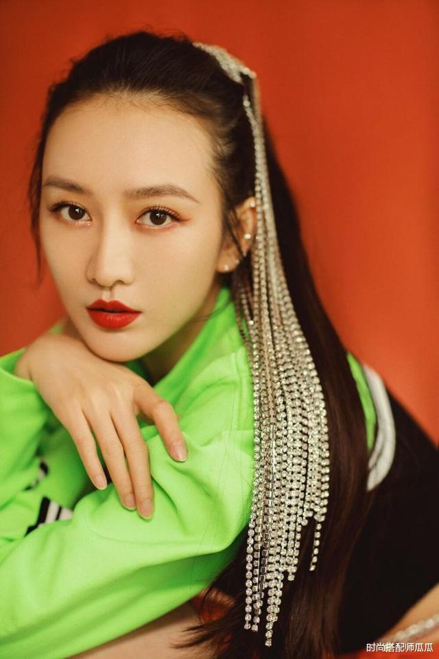 王鸥换路线了穿荧光色女团风套装登台演出