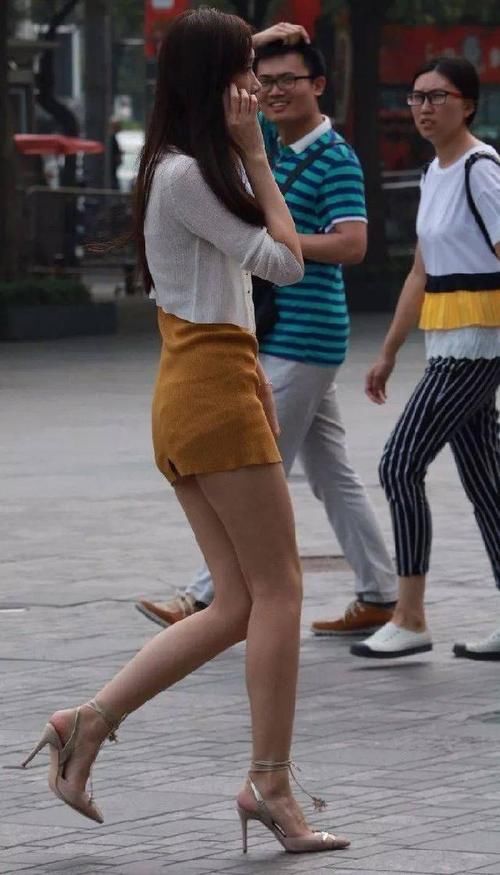 美女脚上搭配一双尖头高跟鞋，带有绑带的设计，看上去更加的优雅