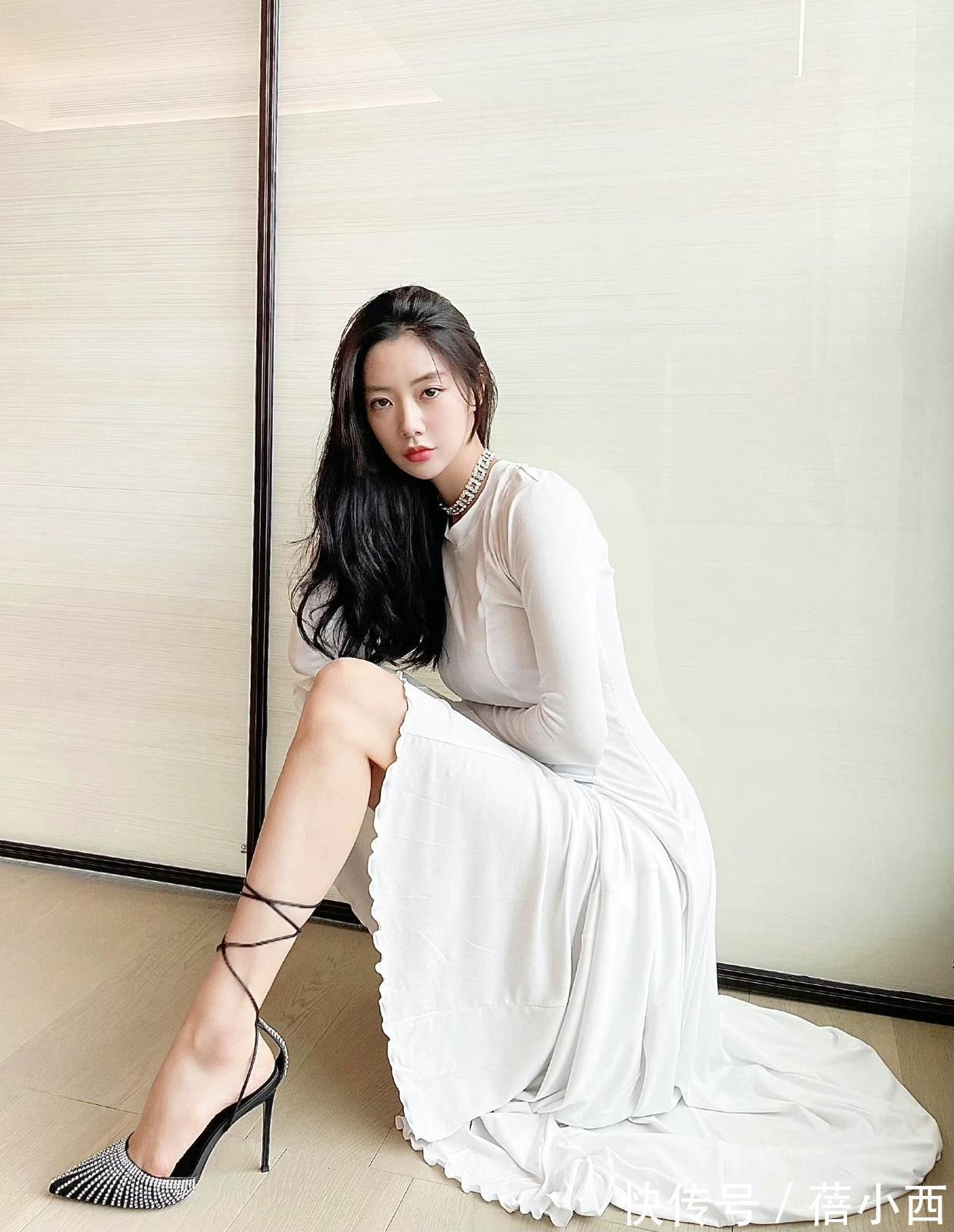 美眉|克拉拉真是“亚洲第一美女”,连土味白色紧身裙,都穿出了高级感