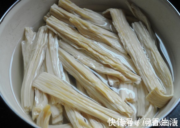 热水|泡腐竹时，是用冷水还是热水很多人做错，难怪腐竹干硬不入味