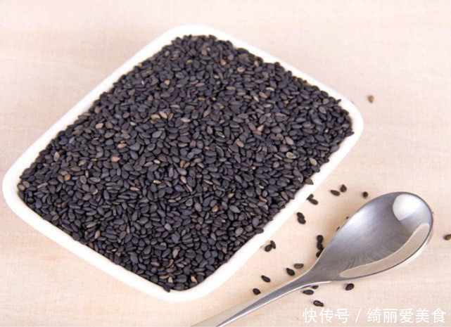 黑色食物|肾功能“不强”的男人,身体3处常会“汗如雨下”,希望你一个不占