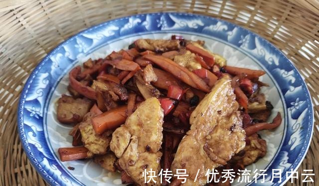 一块豆腐,两道菜,10元左右,小老百姓的小日子,就这么造!