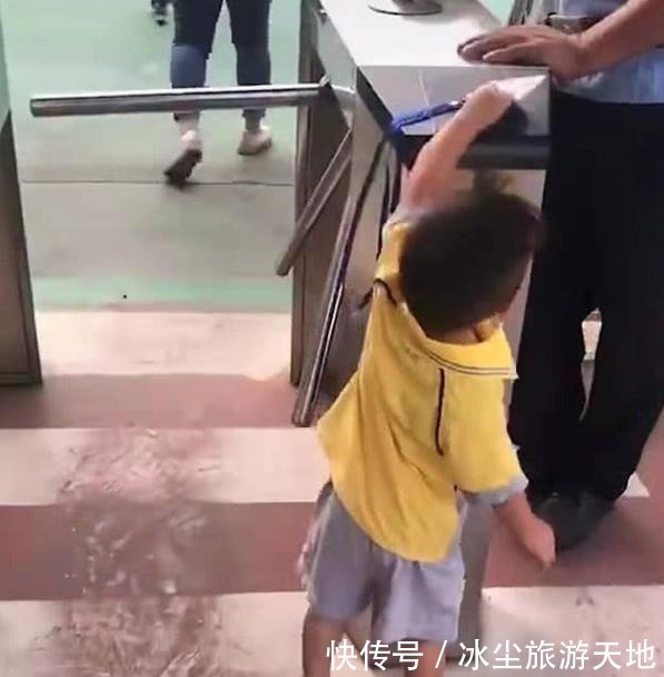 张女士|宝宝放学后总说后脑勺疼,宝妈亲自抓到“凶手”,却忍不住笑了