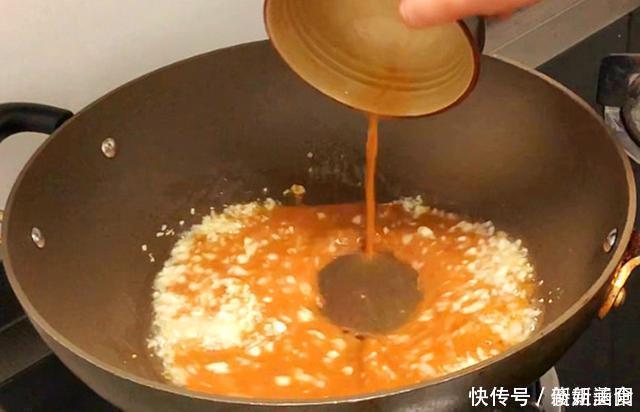 夏天我家豆角从不炒着吃，煎一煎8分钟就上桌，比红烧肉还解馋