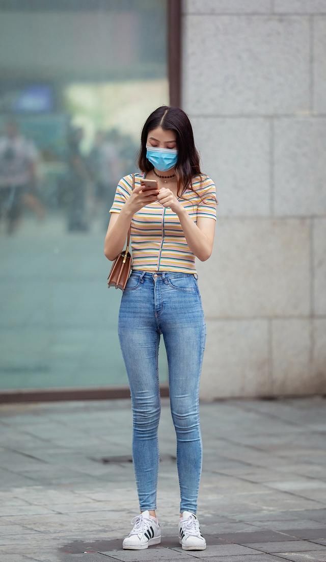 三伏天，时髦姑娘的牛仔裤搭配，简单舒适、穿出酷酷的时尚味道