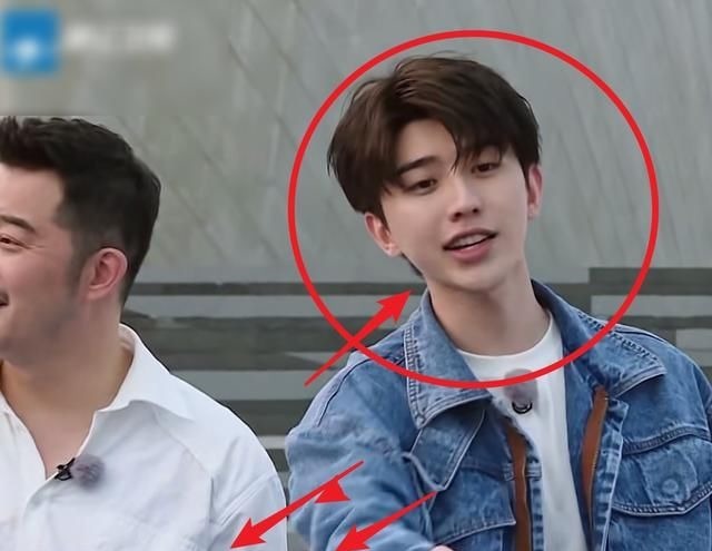 蔡徐坤|跑男9蔡徐坤被迫成沙溢儿子,谁在意他的表情?是否介意很显然