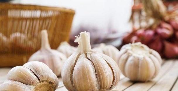 炒菜时先放大蒜,会产生致癌物吗?其实以下两种食物是致癌户