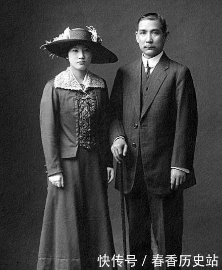 毛主席|毛主席葬礼上所有人都站着,为什么唯独有位女子坐着,她是谁?