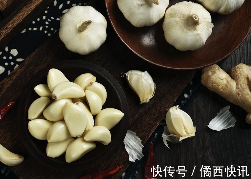 吃8个扇贝要配2头蒜，这样的蒜蓉粉丝蒸扇贝味最正！蒜香超浓郁！