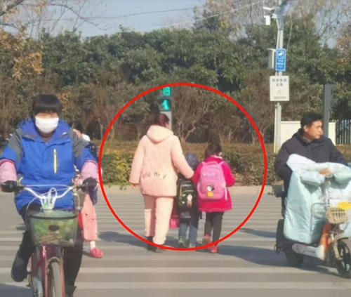 场合|“睡衣妈妈”接孩子走红,引网友争议:学校门口穿睡衣合适吗?