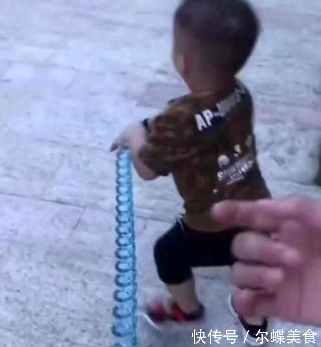 举动|宝宝被妈妈用绳子牵着,遇到邻居牵着小狗,随后宝宝的举动太萌了