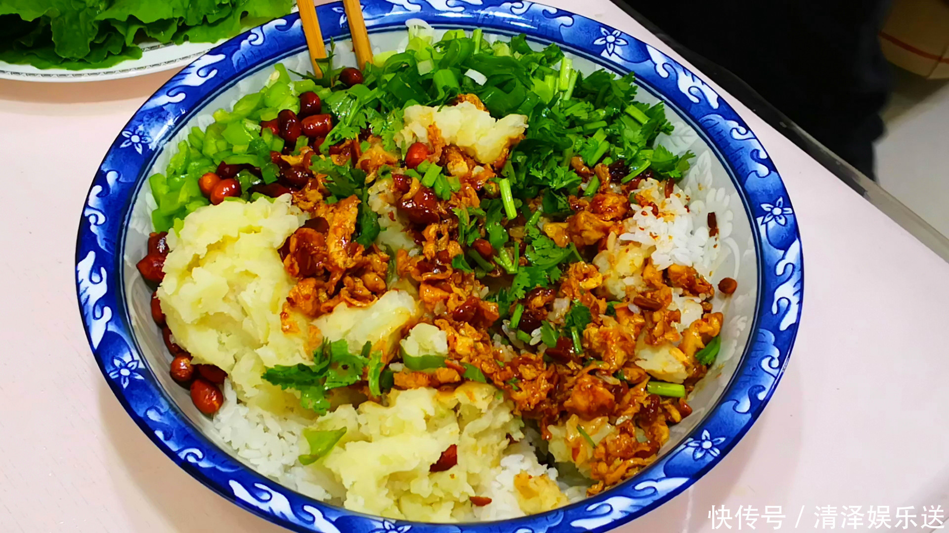 吃剩的米饭别再做蛋炒饭，教你农村特色吃法，一顿3个不够吃，香