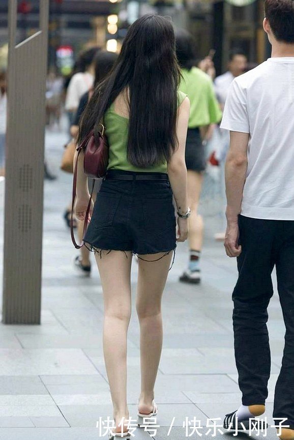 果绿|白皙美女果绿小衫配热裤,气质瞬间不一样