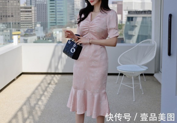 时尚&女神孙允珠时尚搭配:微甜蜜桃科尔多瓦经典刺绣裙