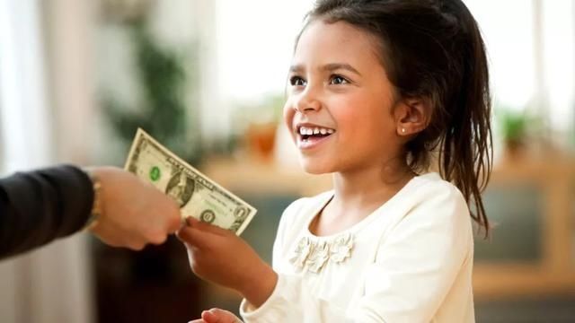 偷拿|孩子到了这个岁数,就应该给零花钱了,不然孩子可能会“偷拿”