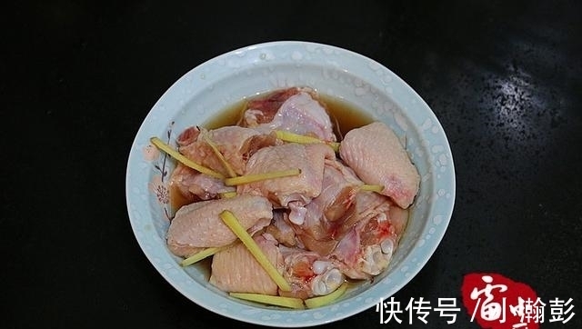 花样|鸡翅别再红烧了,换个花样加它一起烧,喷香下饭,一盘转身就没了