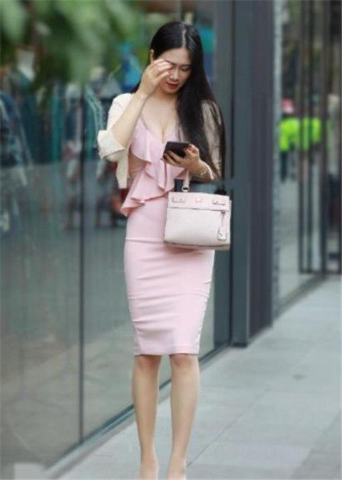 街拍：面容清丽的小姐姐，长发披肩，美丽动人