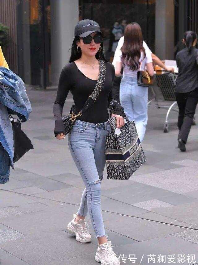 t恤 透视低胸上衣搭配牛仔低腰打底裤,清爽色调,有一种复古感