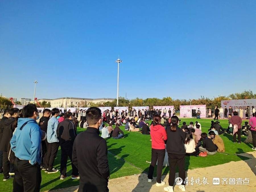 用歌聲傳達(dá)情意，東營(yíng)明月湖相親會(huì)變身浪漫音樂節(jié)