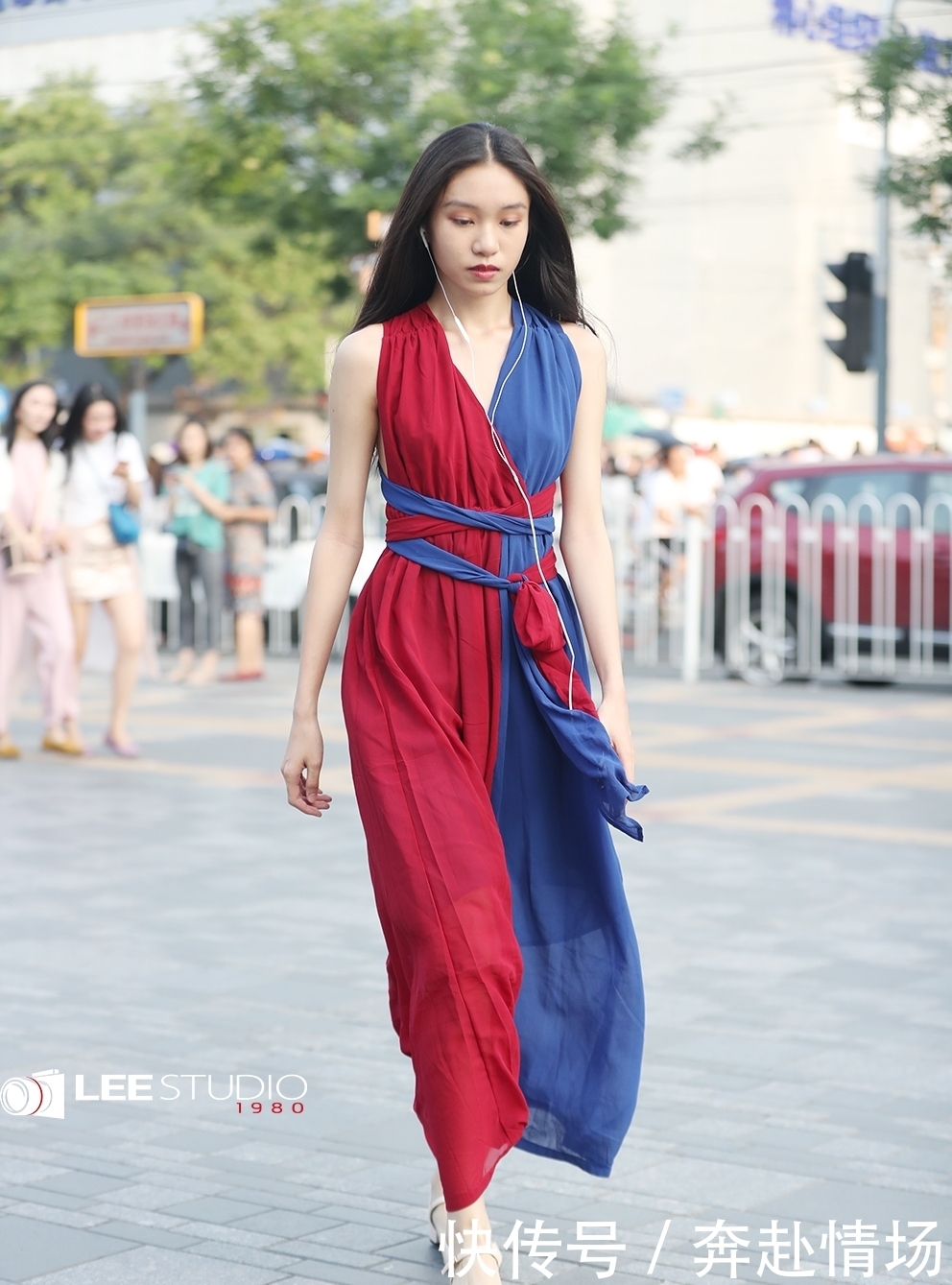 美艳绝伦|信步街头的俏丽女子,每一位都美艳绝伦、气质非凡