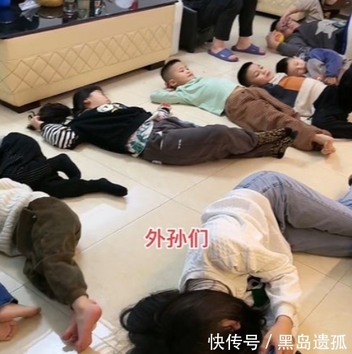 临近春节,姐妹相约回家过年,女儿:一个寒假要吃掉一年的养老金