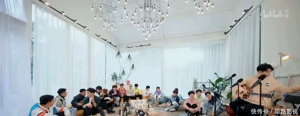 边磊姜添同框,边工光合联姻,锦鲤天赋惹全场羡慕,暂排第一