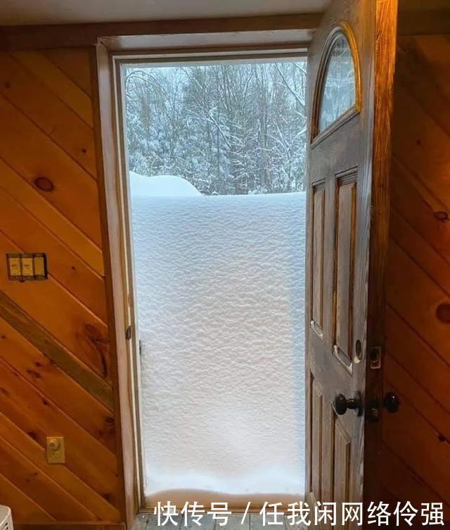 纽约州天降暴雪足足一米厚！车和房全都被埋了，只剩白茫茫！