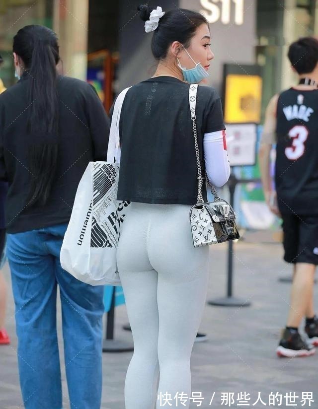 腿部 打底裤勾勒出完美身材,显腿部纤细修长,足够出彩!