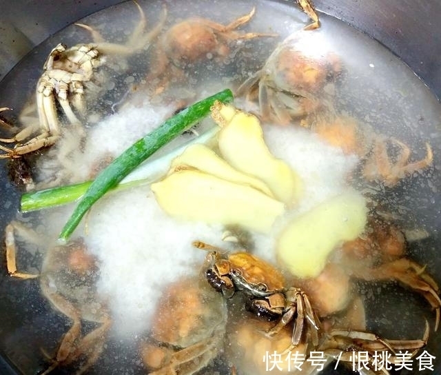 螃蟹怎么做好吃?此做法零厨艺最鲜美,一看即会,全家喜欢