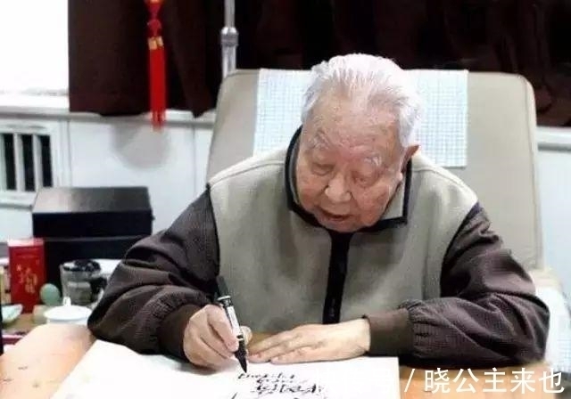 题写!华国锋题写的“为人民服务”,笔笔扎实,字字厚重,个性独立