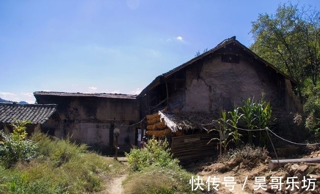 碾盘|秦岭深处发现一处老宅院，雕梁画栋，还有两根拴马桩，县志无记载