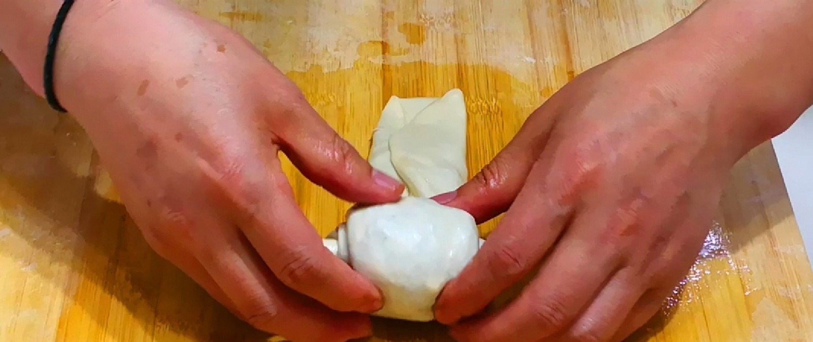 韭菜盒子用冷水还是热水和面？学会这方法，皮薄如纸，凉了也很软