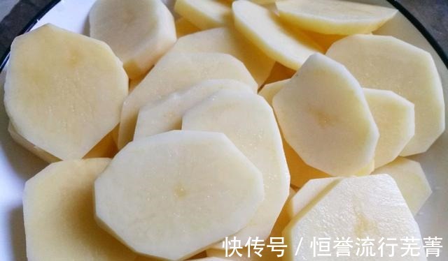 孩子|土豆这样做,孩子吃不够,不到2块钱就能做一大盘,太划算了!