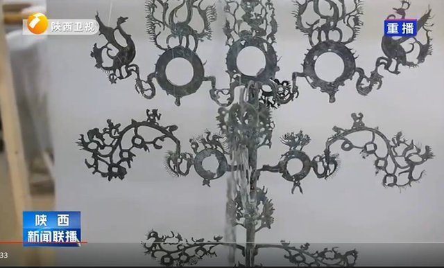 凤鸟|十分罕见东汉青铜摇钱树被成功修复,树高110厘米,饰有凤鸟、玉璧、人物