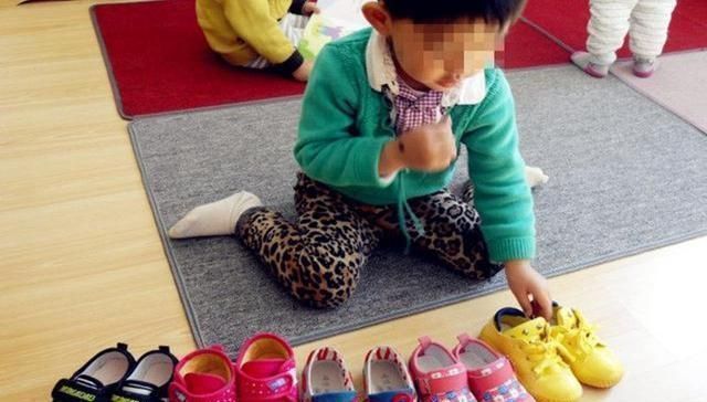 紧张|刚给女儿买的鞋就被穿别人脚上了,家长的话让幼师辞职,很无奈