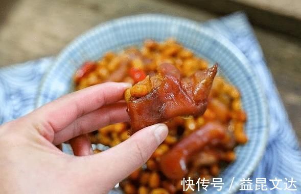 炖猪蹄,厨师长教你“2多3少”,保证软烂鲜香不油腻,一点也不腥