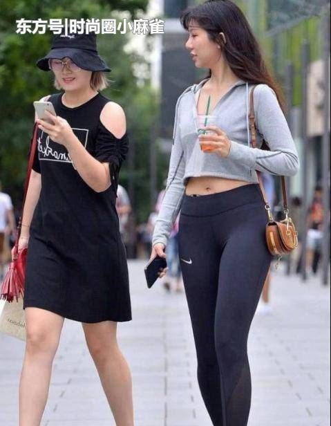 魅力|街拍完美身材的小姐姐,打底裤搭配,绽放时尚魅力