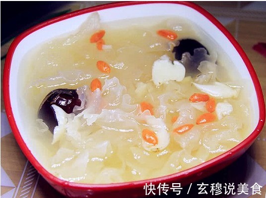 入秋后，女人多喝银耳汤，补充胶原蛋白皮肤细腻有光泽。