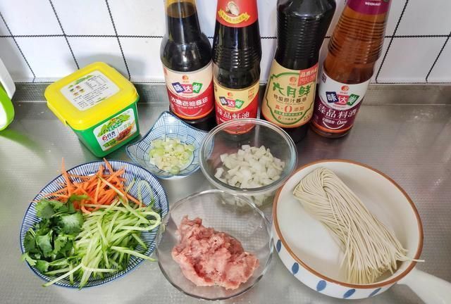 炸酱面好吃有窍门,大口吃才叫过瘾,酱香浓郁,一碗都不够吃