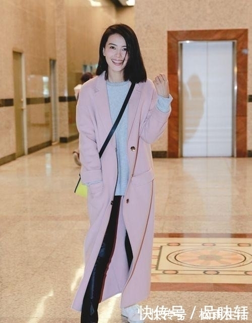 短发女孩 女人穿大衣还在配裙子？俗！学明星这么穿，实在美